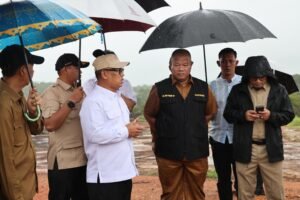Menembus Hujan Demi Sekolah Rakyat, Wagub Nyanyang Pastikan Persiapan Berjalan Cepat
