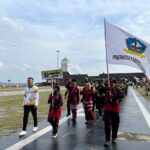 Semangat Atlet Bintan saat Defile Kontingen di Coastal Area, Pembukaan Popda X Kepri Meriah