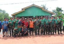 Tingkatkan Kebersihan Lingkungan, Prajurit Yonif TP 849/BS Gelar Karya Bakti Bersama Warga Desa Teluk