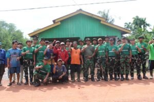 Tingkatkan Kebersihan Lingkungan, Prajurit Yonif TP 849/BS Gelar Karya Bakti Bersama Warga Desa Teluk