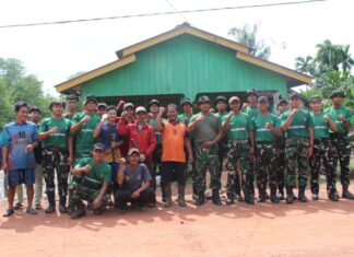 Tingkatkan Kebersihan Lingkungan, Prajurit Yonif TP 849/BS Gelar Karya Bakti Bersama Warga Desa Teluk