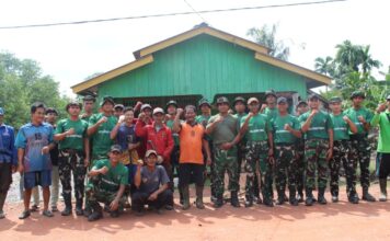 Tingkatkan Kebersihan Lingkungan, Prajurit Yonif TP 849/BS Gelar Karya Bakti Bersama Warga Desa Teluk
