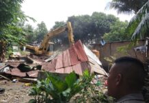 Tim Gabungan Tertibkan Bangunan Liar di MKGR Batuaji, Empat Bangunan Dibongkar