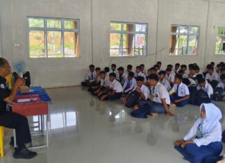 Kasi Humas Polres Bintan jadi Narasumber Edukasi Sopan Santun Bermedia Sosial di SMKN 1 Gunung Kijang