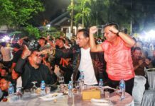 Gubernur Ansar Ikut Bersorak bersama Warga saat Tim Spanyol Bobol Gawang Tim Argentina
