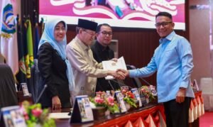 Sekda Misni Hadiri Paripurna Pandangan Umum Fraksi terhadap Ranperda LPP APBD Kepri 2025