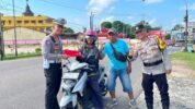 Satlantas Polres Bintan Bagikan 200 Bendera Merah Putih