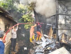 Polsek Bintan Timur Gerak Cepat Tangani Kebakaran Gudang Elektronik di Kijang Kota
