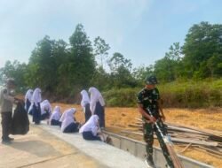 Satgas TMMD ke-129 Bersama Pelajar SMPIT Bersihkan Jalan Perjuangan