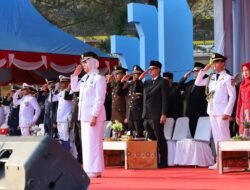 Wabup Bintan Deby Maryanti Pimpin Upacara Penurunan Bendera Merah Putih HUT RI ke-81 di Relief Antam Kijang