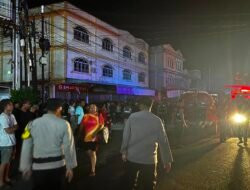 Polisi Sigap Tangani Kebakaran Gedung Alfamart di Tanjung Uban