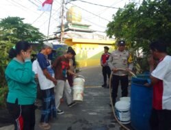 Bhabinkamtibmas Kelurahan Tanjung Unggat Polsek Bukit Bestari Bagikan Air Bersih ke Warga