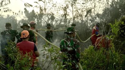 Sinergi TNI dan Tim Gabungan Padamkan Karhutla di Desa Bukit Langkap Lingga