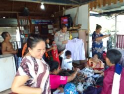 Sampena HUT RI ke-81, Aiptu Razmudi Bhabinkamtibmas Kelurahan Tanjung Unggat Bagikan Pakaian Layak Pakai