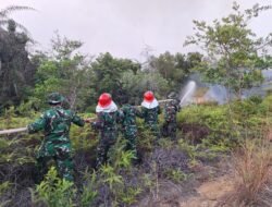 Tim Damkar Kodim 0315/Tanjungpinang Sigap Tangani Kebakaran Lahan 2 Hektare di Desa Toapaya