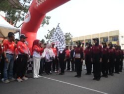 Dewi Ansar Lepas Gerak Jalan Proklamasi Putri 8 Km di Tanjungpinang