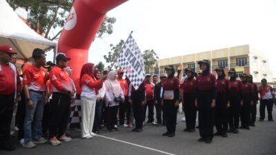 Dewi Ansar Lepas Gerak Jalan Proklamasi Putri 8 Km di Tanjungpinang
