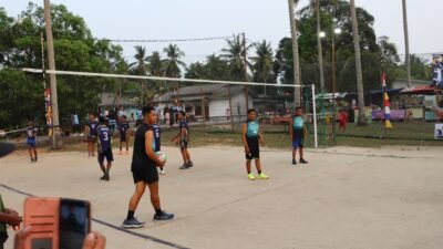Sekda Bintan Buka Turnamen Bola Voli Semi Open Antar RW Cup V di Sebong Lagoi