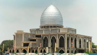 35 Pekerja Asal Tuban Berjibaku Merangkai Kubah Masjid Agung Bandar Seri Bentan Bintan Buyu