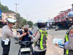 Satlantas Polres Bintan Gerak Cepat Bagikan 1.000 Masker di Tengah Kabut Asap