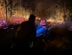 Babinsa Sei Lekop Koramil 02/Bintim Berjibaku Padamkan Dua Kebakaran Lahan di Bintan Timur