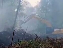 Dikepung Karhutla, Pemkab Lingga Kerahkan Tiga Alat Berat hingga Drone