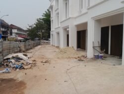 Drainase Ratusan Meter Depan Perumahan Happy Garden Ditutup Beton, Warga Minta Atensi Amsakar dan Li Claudia