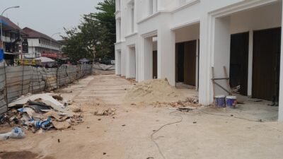 Drainase Ratusan Meter Depan Perumahan Happy Garden Ditutup Beton, Warga Minta Atensi Amsakar dan Li Claudia
