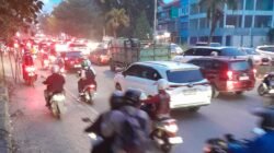 Ada Perbaikan Jalan di Bawah Hotel Vista, Arus Lalu Lintas Padat Merayap dari Baloi ke Sekupang