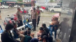 Di Tengah Blackout, Polsek Bintan Utara Beri Layanan Pengisian Daya HP Gratis
