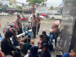 Di Tengah Blackout, Polsek Bintan Utara Beri Layanan Pengisian Daya HP Gratis