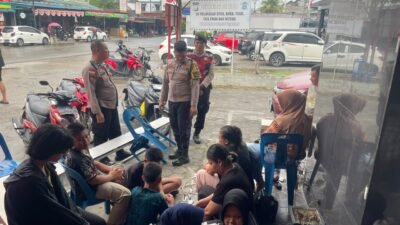 Di Tengah Blackout, Polsek Bintan Utara Beri Layanan Pengisian Daya HP Gratis