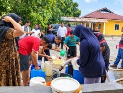 Turun Langsung ke Lapangan, Bupati Roby Tinjau Pendistribusian Air Bersih