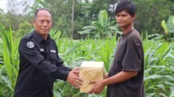 Sambut Hari Jadi Humas Polri ke-75, Sihumas Polres Bintan Salurkan Sembako pada Warga Desa Bintan Buyu