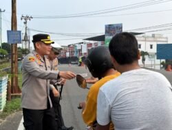 Kapolres Bintan Atur Lalulintas dan Bagikan Masker ke Pengguna Jalan Terdampak Asap