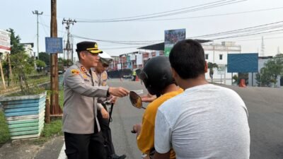Kapolres Bintan Atur Lalulintas dan Bagikan Masker ke Pengguna Jalan Terdampak Asap