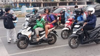 Di Tengah Kabut Asap, RSIA Royal Medika Hadir untuk Warga Batam, Bagikan 250 Boks Masker