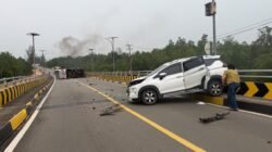 Bus Berisi Pegawai Disdik Bintan Dihantam Mitsubishi Expander hingga Terbalik di Jembatan Kangboi, Penumpang Luka Parah
