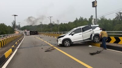 Bus Berisi Pegawai Disdik Bintan Dihantam Mitsubishi Expander hingga Terbalik di Jembatan Kangboi, Penumpang Luka Parah